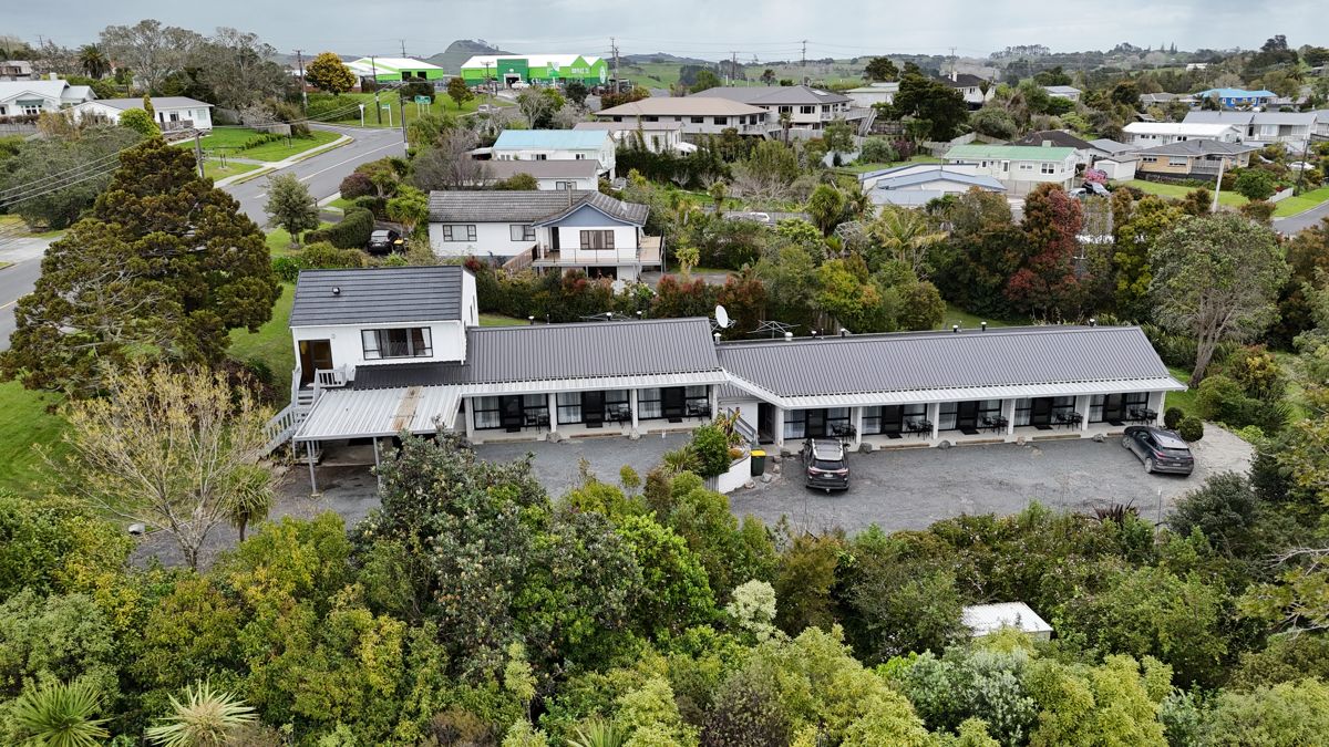 Sun Valley Motel from the air, a row of units with parking in front